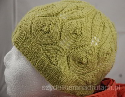 Ażurowa czapka na drutach profil